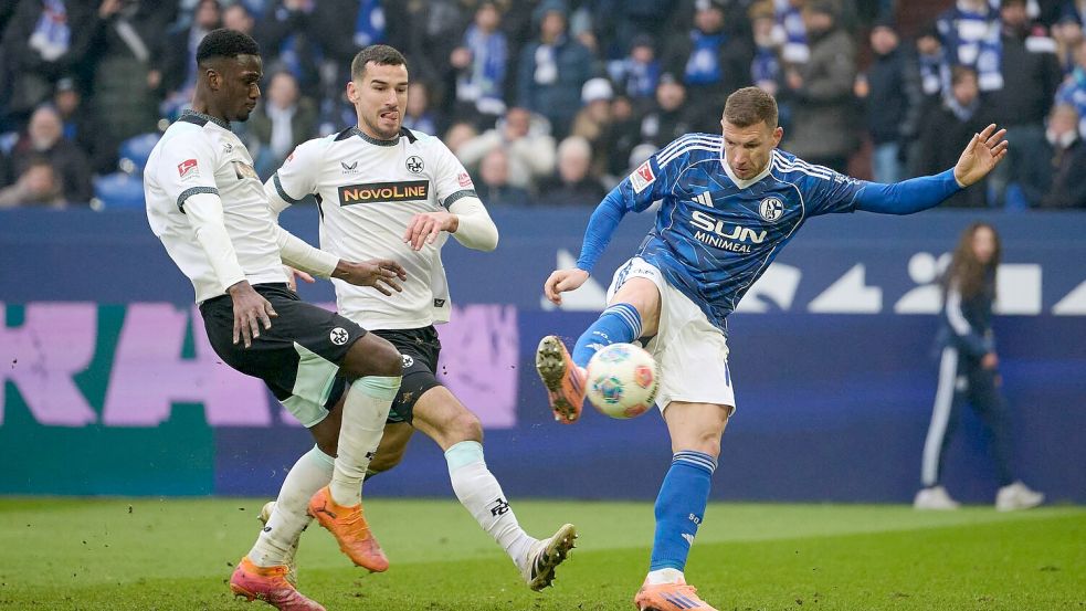 Nicht nur bei seinem Tor zeigte Dzeko seine Klasse. Foto: Bernd Thissen