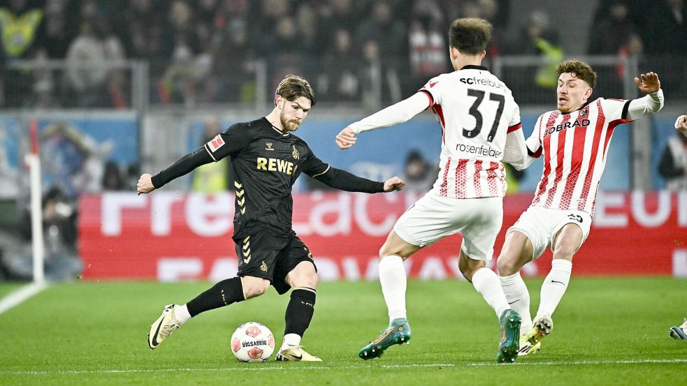 Traf unglücklich ins eigene Tor: SC-Verteidiger Max Rosenfelder (M.). Foto: Silas Stein