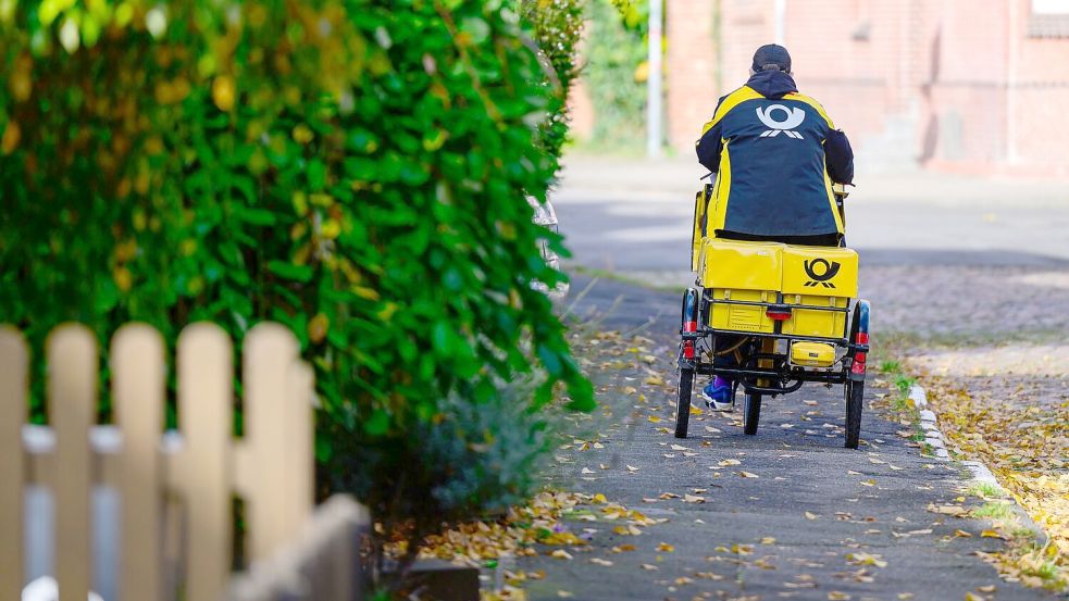 Ein Briefträger bei der Arbeit - jedes Jahr werfen Postler Milliarden von Briefen in Briefkästen ein. Foto: Philipp Schulze