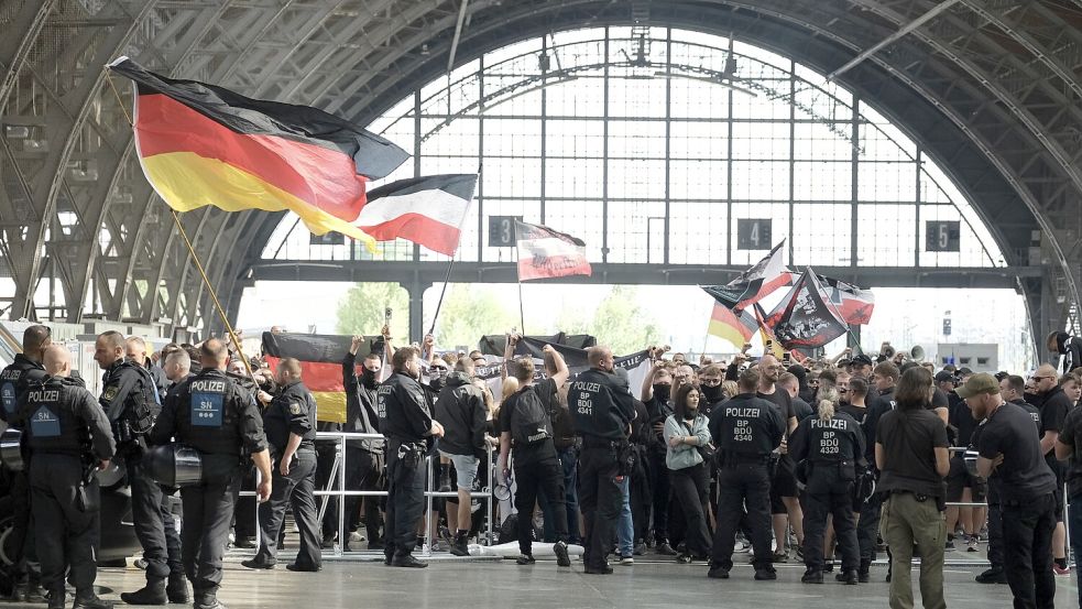 Eine Demo gegen den CSD in Leipzig. Verliert die Mitte in Deutschland an Rückhalt, während die Extremen Boden gut machen? Foto: dpa/Sebastian Willnow