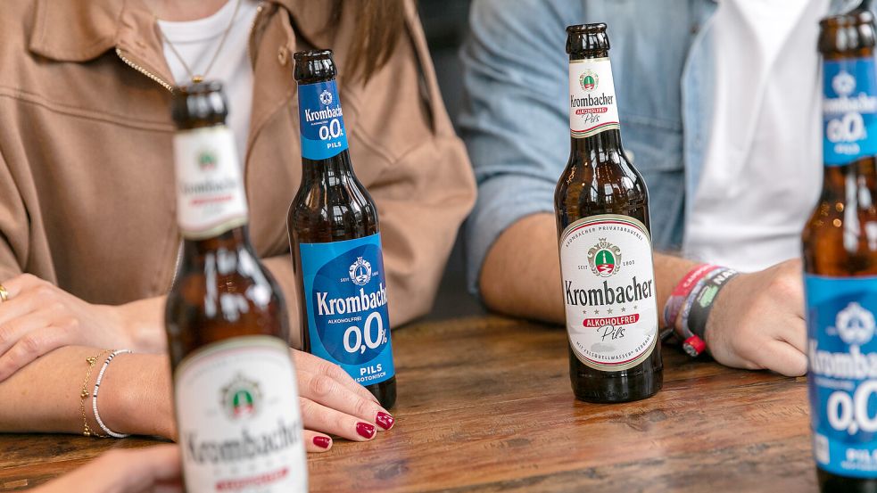 In den Multi-Märkten ist in den vergangenen Jahren vor allem die Nachfrage nach alkoholfreiem Bier gestiegen. Symbolfoto: dpa/Krombacher Brauerei GmbH & Co.