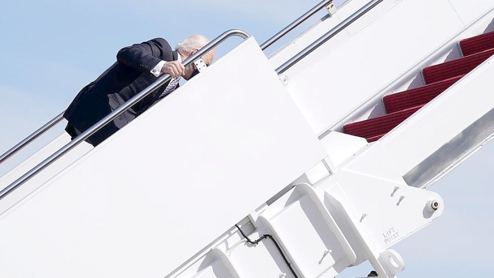 Joe Biden stolperte auf den Stufen zur Airforce One. Auch Donald Trump machte mit unbeholfenen Aktionen auf sich aufmerksam. Foto: dpa/AP/Patrick Semansky