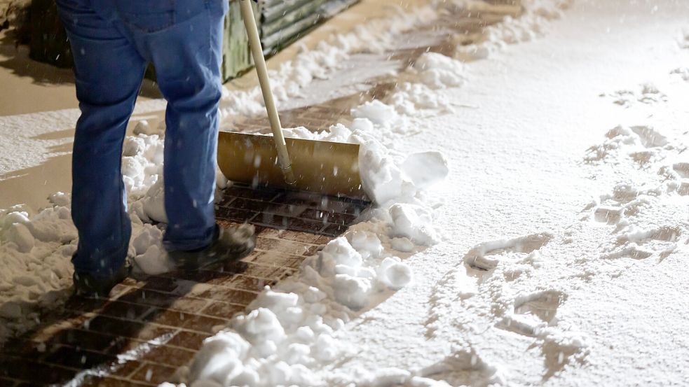 Am Montagmorgen musste vielerorts in Norddeutschland wieder der Schneeschieber seinen Dienst tun. Foto: dpa/Philipp Schulze
