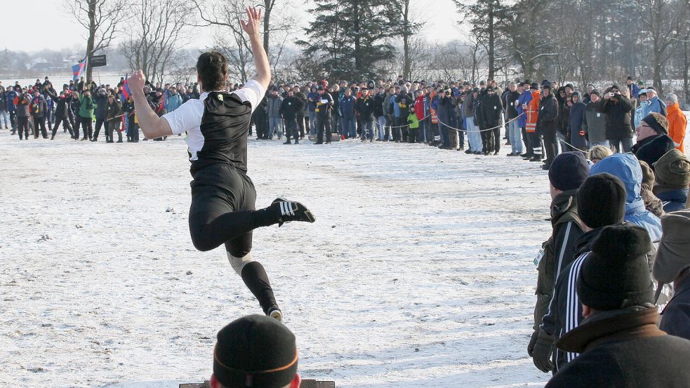 In Ostfriesland fand der Feldkampf zuletzt 2012 statt. Geworfen wurde in Utgast in der Nähe von Esens. Archivfoto: Klaus Ortgies