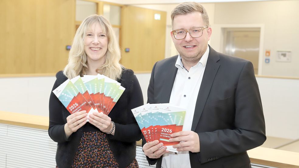 Den neuen Veranstaltungskalender der Gemeinde Barßel stellen Marketingleiterin Janina Oberschelp (links) und Bürgermeister Nils Anhuth (rechts) vor. Foto: Hans Passmann