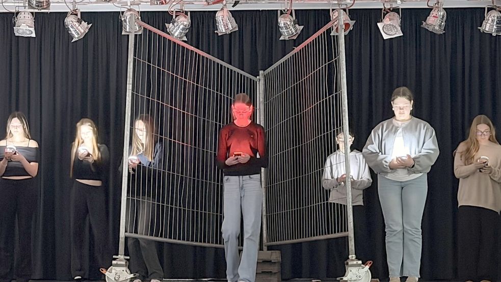 Schüler des Schulzentrums Collhusen führen am Donnerstag, 29. Januar 2026, das Theaterstück „Ene Mene...“ auf. Foto: Schulzentrum Collhusen