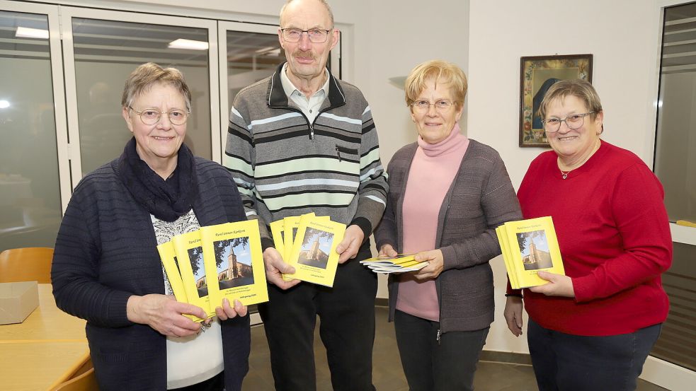 Die Redaktionsmitglieder des „Harkebrügger Dörpsblatts“ haben im Jahrgang 2025 allerhand Ereignisse zusammengestellt (von links): Elfriede Bretgeld, Johannes Wernke, Johanna Krogmann, Elisabeth Timmermann. Es fehlt Maria Sasse. Foto: Hans Passmann.