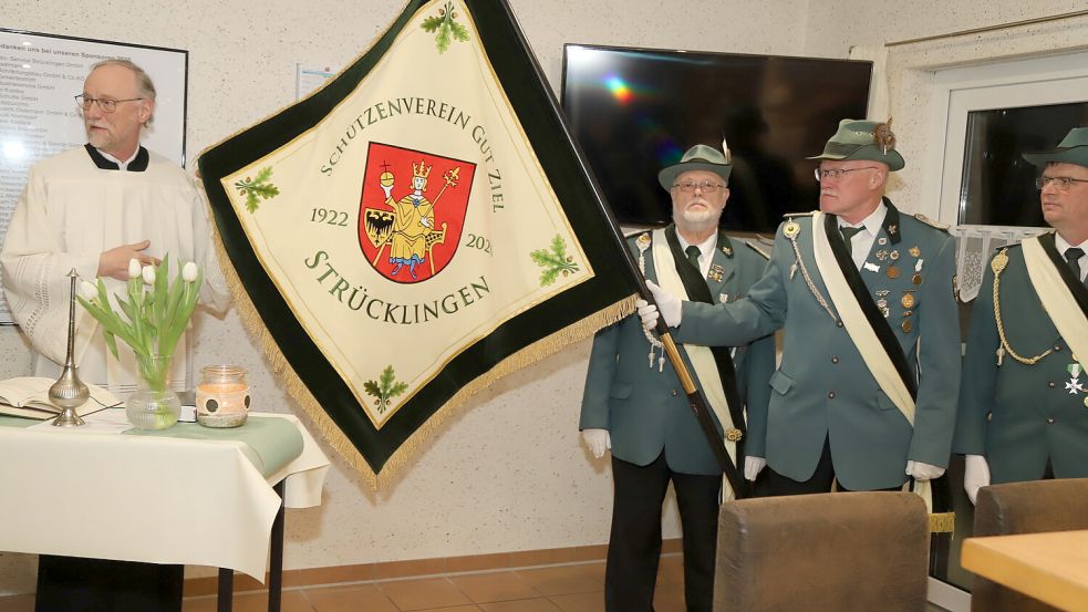 Pfarrer Ludger Fischer (links) weihte und segnete die neue Vereinsfahne des Schützenvereins Gut Ziel Strücklingen. Foto: Hans Passmann