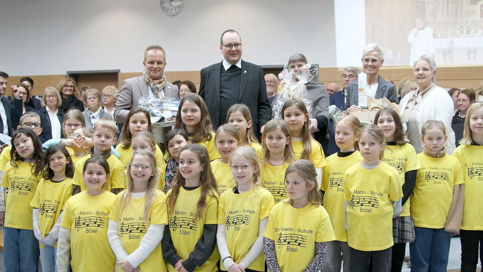 Abschiedsgeschenke gab es von Bürgermeister Hermann Block (von links) für den scheidenden Pfarrer; ihm schlossen sich die evangelische Pfarrerin Nicole Ochs-Schultz sowie Sandra Schlarmann und Ulrike Lenzschau für die Kirchengemeinde an. Foto: Martin Pille