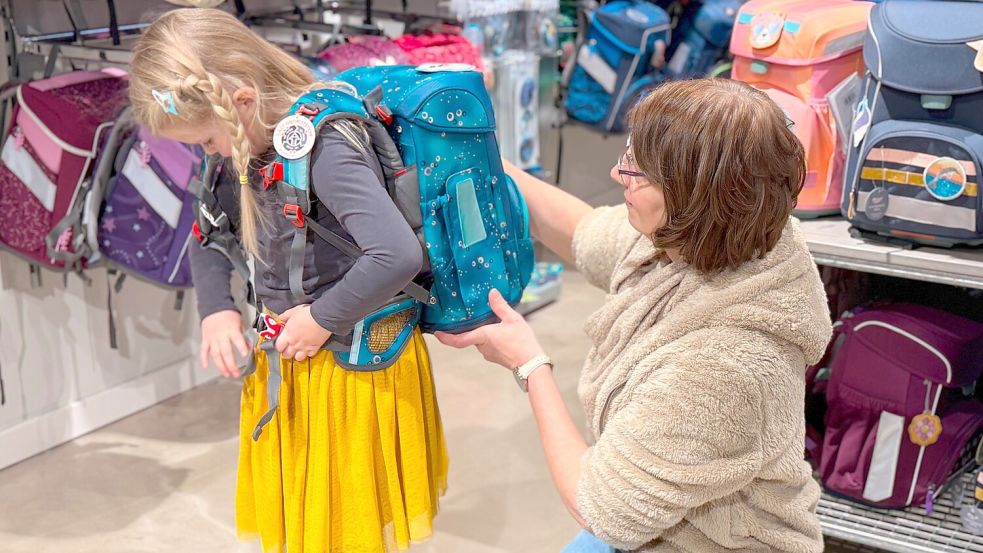 Das Fachpersonal des Modehauses Böckmann prüft, ob der Ranzen auch richtig sitzt und passt ihn individuell an.