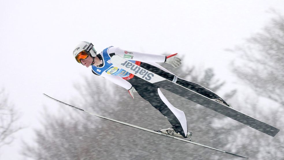 Domen Prevc in seinem Element: Doch bei der Skiflug-WM in Oberstorf läuft es für den Slowenen alles andere als rund. Foto: dpa/Karl-Josef Hildenbrand
