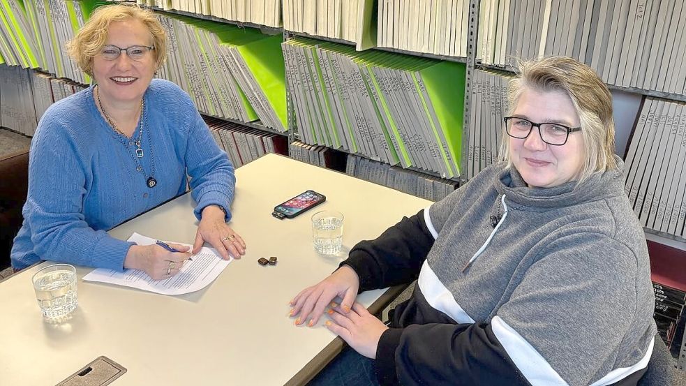 Mit Andrea Meiners (rechts), Ortsbürgermeisterin des Rhauderfehner Ortsteils Langholt und Dorfsheriff von Ostrhauderfehn, sprach GA-Redakteurin Astrid Fertig für die neue Podcastfolge von „Fertig, los!“ über die beiden Sportgruppen für Übergewichtige, die Meiners beim SC Rhauderfehn-Langholt leitet. Foto: Horst Kruse