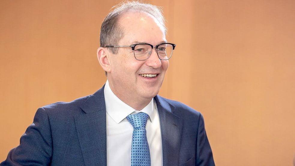 Dobrindt will den Verfassungsschutz ausbauen - auch über den reinen Nachrichtendienst hinaus. (Archivbild) Foto: Michael Kappeler/dpa