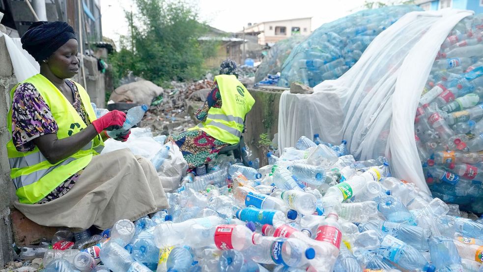 Die Studie kontriert sich auf die negativen Gesundheitsbelastungen im Zuge des Plastik-Lebenszyklus - es gibt aber auch positive Aspekte. (Archivbild) Foto: Sunday Alamba/AP/dpa