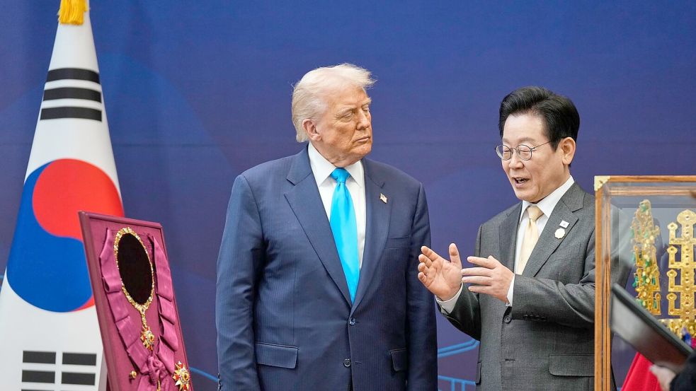Trump und Südkoreas Präsident Lee waren sich voriges Jahr einig geworden in Sachen Zölle. (Archivbild) Foto: Mark Schiefelbein/AP/dpa