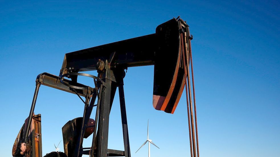 Die USA sind der größte Öl- und Gasproduzent weltweit - und befeuern auch damit die Erderwärmung. Foto: Charlie Riedel/AP/dpa