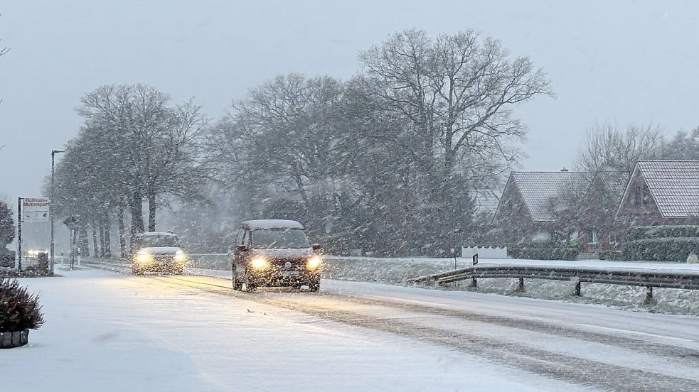 Am Montagmorgen setzte in Teilen Ostfrieslands leichter Schneefall ein – wie hier in Holterfehn. Foto: Dirk Hellmers