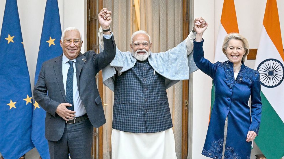 Indiens Premierminister Narendra Modi (Mitte), EU-Kommissionspräsidentin Ursula von der Leyen und EU-Ratspräsident Antonio nach den erfolgreichen Verhandlungen über das Freihandelsabkommen zwischen der EU und Indien. Foto: AFP/SAJJAD HUSSAIN
