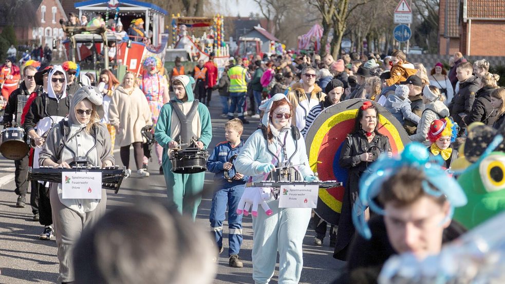 Rund 70 Wagen- und Fußgruppen werden sich am Sonntag, 15. Februar, am Karnevalsumzug durch Papenburg beteiligen. Foto: Archiv/Lars Schröer