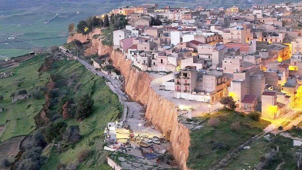 Nach schweren Unwettern droht in Niscemi ein Erdrutsch Teile eines Wohngebiets mitzureißen. Foto: Alberto Lo Bianco