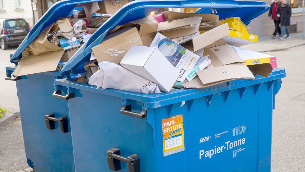 Reichlich Papier und Pappe zur Abholung. Foto: Peter Kneffel/dpa