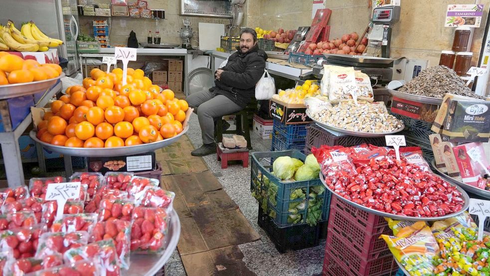 Mit einem Angriff verbinden manche Iraner die Hoffnung, dass sich im Land grundlegend etwas ändert. (Archivbild) Foto: Vahid Salemi/AP/dpa