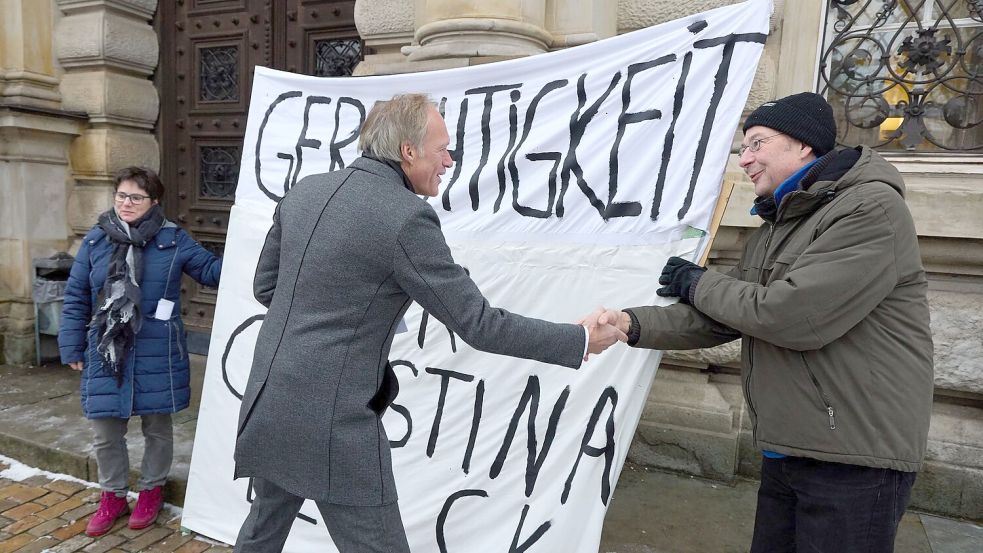 Der angeklagte Ex-Sportmoderator Gerhard Delling begrüßt Unterstützer seiner Lebensgefährtin Christina Block. Foto: Georg Wendt