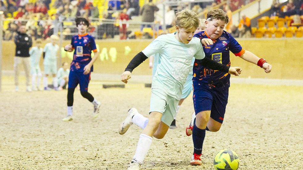 Bei den Jugendlichen wurde im Sand um jeden Ball gekämpft. Fotos: Doden/Emden