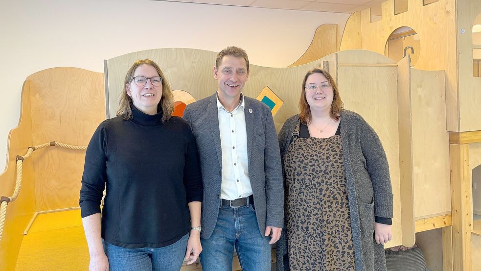Beate Bäuerle (von links), Heinz Trauernicht und Maren Pauw freuen sich darüber, dass die Prüfung der Kita Kinnertied positiv ausgefallen ist. Foto: Lars Löschen