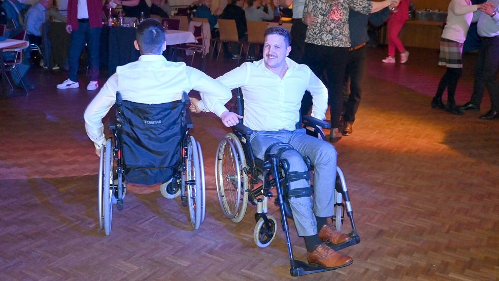 Diese beiden Fußballer aus Ihren ließen sich auch von schweren Knieverletzungen nicht vom Feiern aufhalten. Foto: Holger Weers