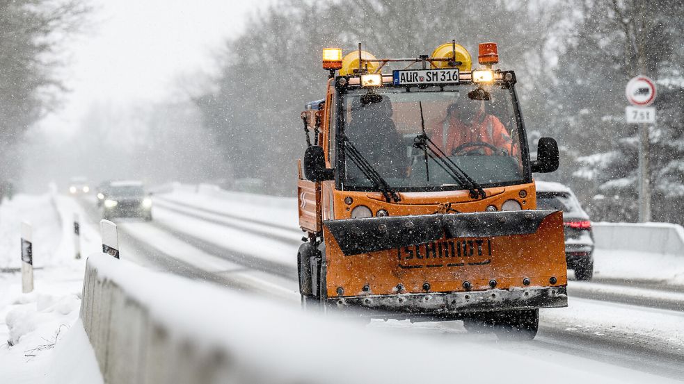 Vorsicht auf den Straßen: Am Mittwochmorgen ist wieder mit starkem Schneefall und glatten Straßen zu rechnen. Foto: Klaus Ortgies/Archiv