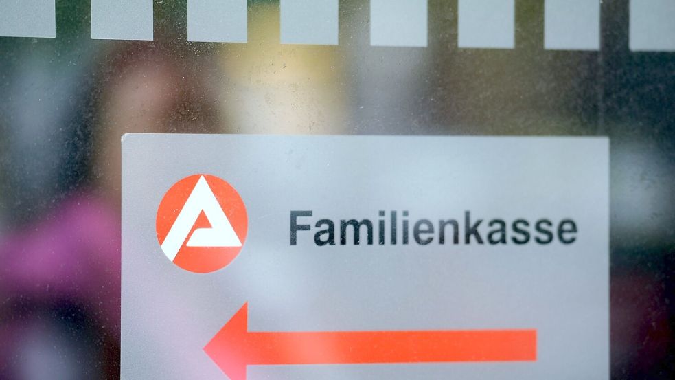 Eltern sollen sich Anträge auf Kindergeld künftig sparen können. (Symbolbild) Foto: Maurizio Gambarini/dpa