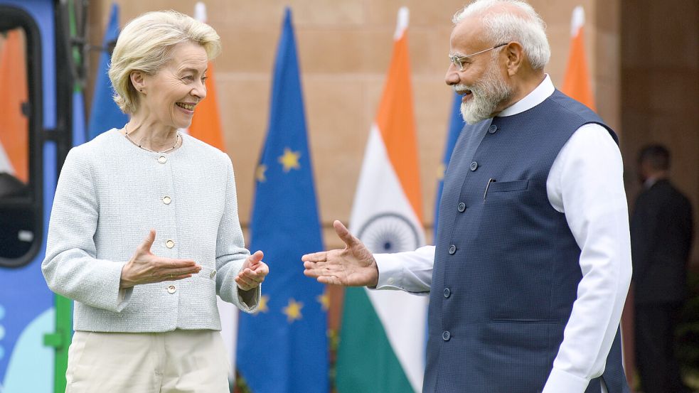 Schlag ein: EU-Kommissionschefin Ursula von der Leyen und Indiens Präsident Narendra Modi machen den Deal perfekt. Foto: IMAGO/Sondeep Shankar