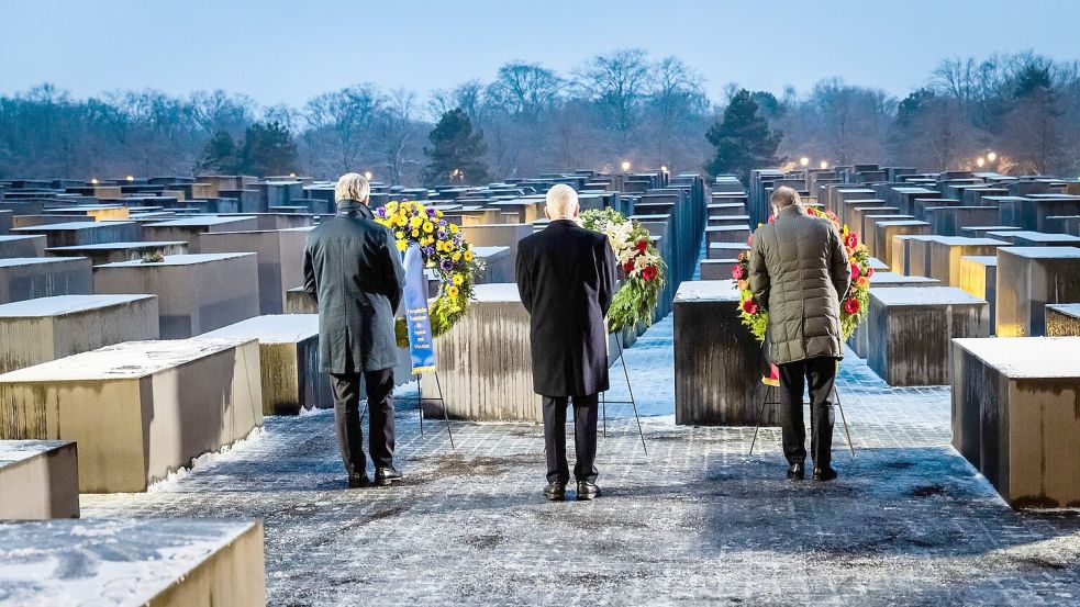 Alexander Dobrindt (r-l, CSU), Bundesinnenminister, Josef Schuster, Präsident des Zentralrates der Juden in Deutschland, und Magnus Brunner, Kommissar für Inneres und Migration der Europäischen Union. Foto: Christoph Soeder/dpa