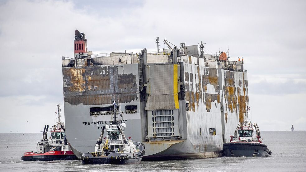 Die „Fremantle Highway“ wurde nach dem Feuer nach Eemshaven geschleppt, wo der Frachter entladen wurde. Foto: imago images/Vincent Jannink