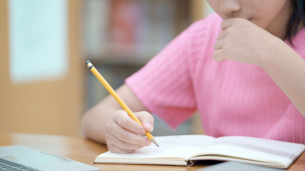 Künstliche Intelligenz bei den Hausaufgaben zu verwenden, mag für viele Schüler verlockend sein. Aber ist es auch erlaubt? Foto: IMAGO/Zoonar.com/Sirinarth Mekvorawuth