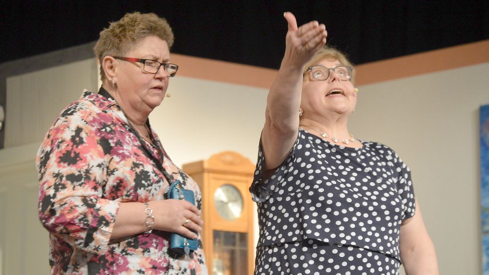 Am Freitag feierte das Stück „Geld un blood Mors“ der Theatergruppe „Feierabend“ aus Rhaudermoor Premiere. Nun mussten alle weiteren geplanten Aufführungen abgesagt werden. Foto: Holger Weers