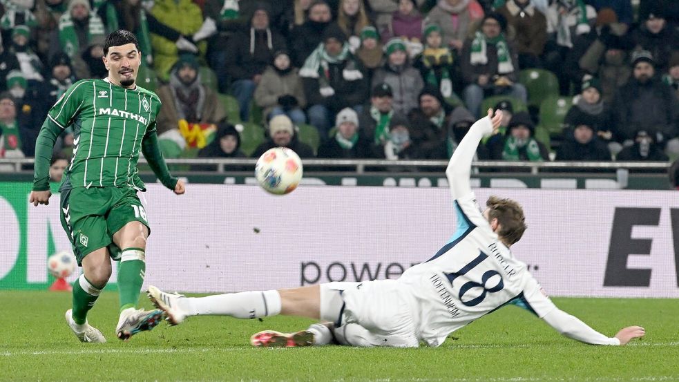 Für diese Aktion flog Hoffenheims Wouter Burger (r.) vom Platz. Foto: Carmen Jaspersen