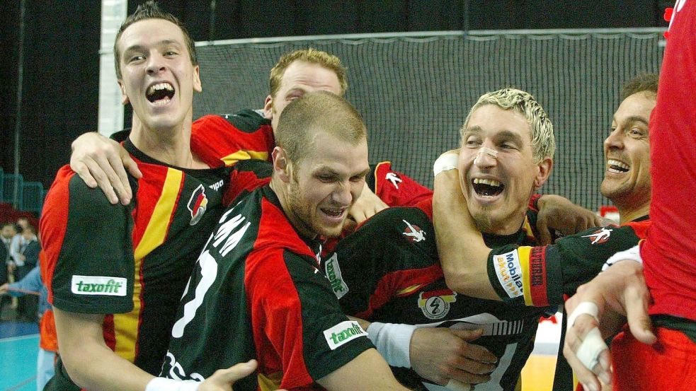 2003 durften die DHB-Spieler um Stefan Kretzschmar (r) den Halbfinalsieg gegen Frankreich bejubeln. (Archivbild) Foto: Lusa Antonio Cotrim/epa/dpa