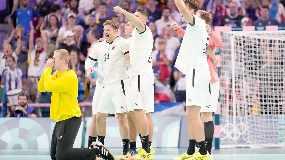 Bei den Olympischen Spielen 2024 feierten Deutschlands Handballer nach dem „Wunder von Lille“. (Archivbild) Foto: Brian Inganga/AP/dpa