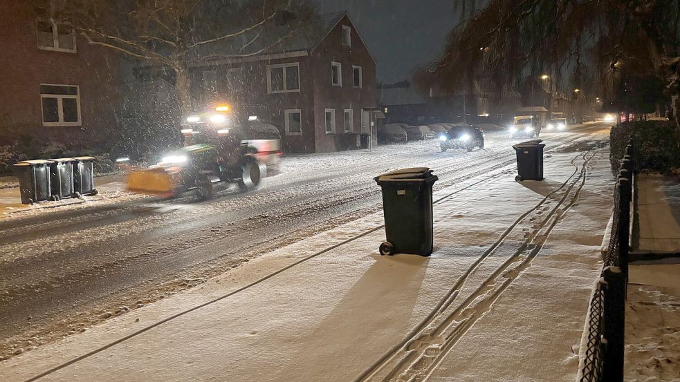 In Ostfriesland – hier in Leer – hat es in der Nacht zu Mittwoch erneut geschneit. Der Winterdienst ist im Einsatz. Foto: Oliver Bär