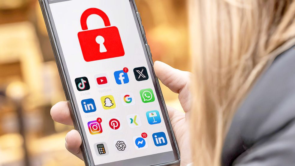 Auf Social Media werden junge Menschen auch mit gewaltverherrlichenden und rassistischen Inhalten Konfrontiert. Au h ein Grund, warum in Frankreich nun eine Altersbeschränkung gefordert wird. Foto: IMAGO/Wolfgang Maria Weber