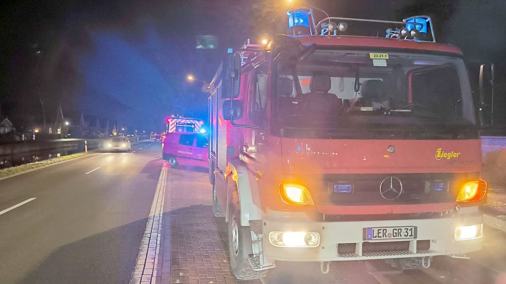 Die Feuerwehr Westrhauderfehn unterstützte das DRK bei der Bergung einer Patientin. Foto: Daniel Grüneke