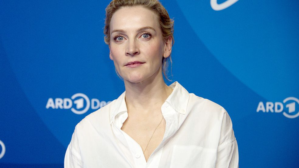 Jana Klinge spielt in „Nord bei Nordwest“ Hannah Wagner, eine Polizistin aus dem fiktiven Ostseeörtchen Schwanitz. Foto: IMAGO / PIC ONE / Christian Behring
