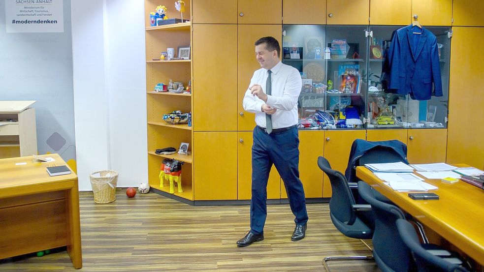 Bälle neben dem Schreibtisch: Sven Schulze (CDU). Foto: Klaus-Dietmar Gabbert