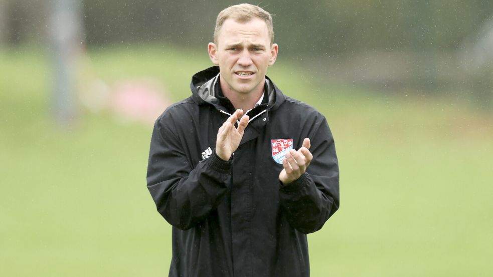 Trainer Jan-Henrik Koppelkamm kann mit der ersten Saisonhälfte des SV TiMoNo sehr zufrieden sein. Die Ostfriesinnen hoffen, am Saisonende in die Regionalliga aufzusteigen. Foto: Jens Doden/ Emden
