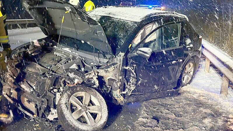 Eine Person wurde bei dem Unfall auf der Bundesstraße 72 eingeklemmt. Fotos: Lichtfuß/Feuerwehr Cloppenburg
