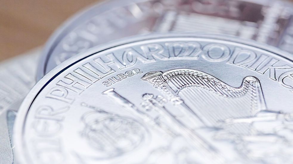 Knapp und teuer: Die silbernen „Wiener Philharmoniker“-Anlagemünzen. Der Silberpreis steigt derzeit noch schneller als der Goldpreis. (Archiv) Foto: Fernando Gutierrez-Juarez/dpa