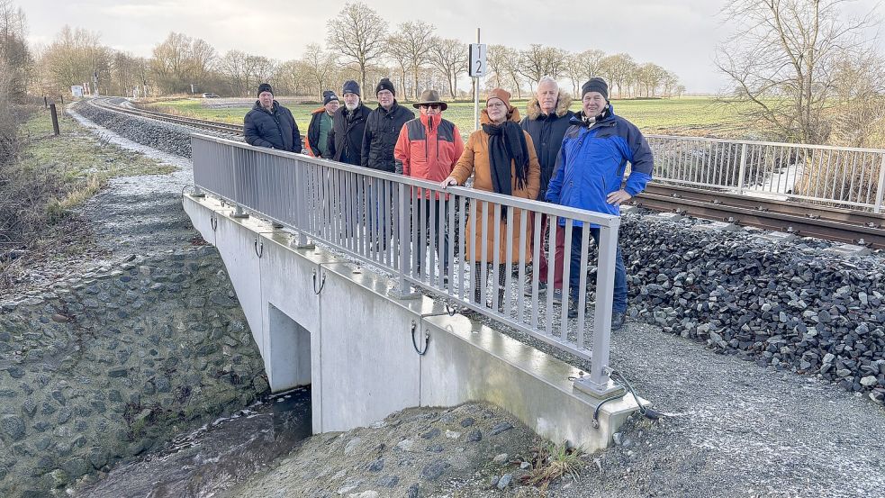 Anwohner, Landwirte und Vertreter der Muhder Sielacht waren kürzlich im Bereich einer Dreickecksfläche in Großwolde/Ihrhove unterwegs und haben sich auch den Lütjewolder Zugschloot angeschaut. Offen ist aktuell die Frage, wie der wichtige Entwässerungsgraben gereinigt werden kann. Denn Räumfahrzeuge können den Graben nicht mehr anfahren, weil der Bahnübergang Lüttjewolde geschlossen worden ist. Foto: Carsten Ammermann