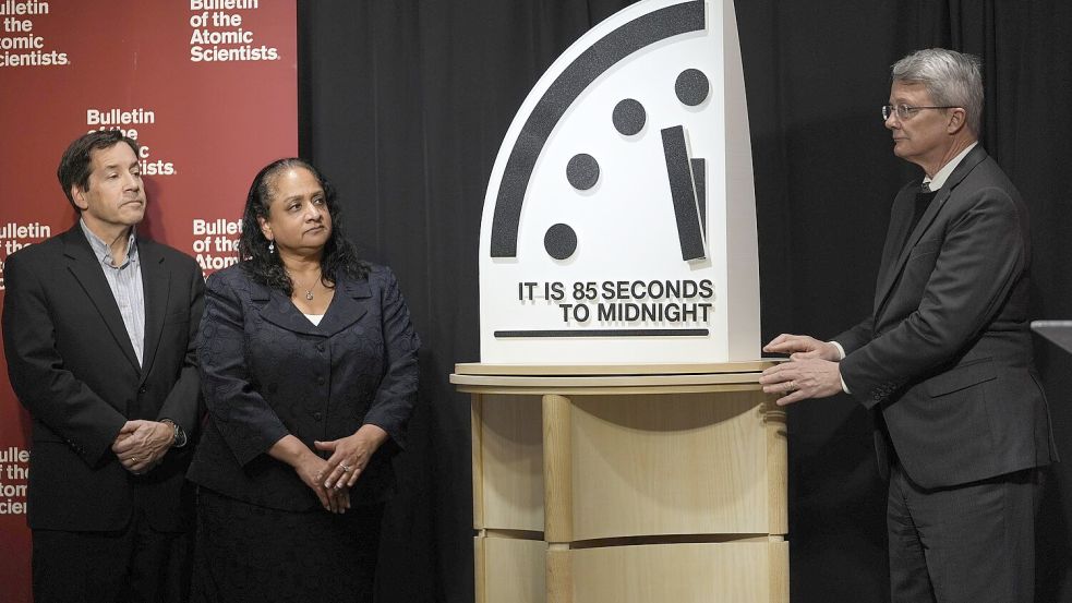 Die Mitglieder des Bulletin of the Atomic Scientists, von links Jon B. Wolfsthal, Asha M. George, und Steve Fetter enthüllen die Weltuntergangsuhr, die auf 85 Sekunden vor Mitternacht eingestellt ist. Foto: dpa/Pablo Martinez Monsivais